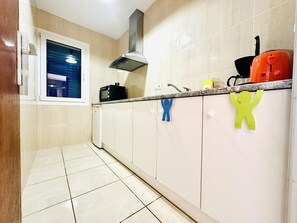 Fridge, oven, stovetop, coffee/tea maker