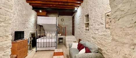 Romantic Studio Suite, Patio, Courtyard View | Blackout drapes, iron/ironing board, free WiFi