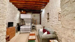 Estudi en suite romàntic, pati, vistes al pati | Cortines opaques, planxa i posts de planxar i wifi gratuïta 