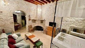 浪漫开间套房, 露台, 庭院景观 | 遮光窗帘、熨斗/熨衣板、免费 WiFi