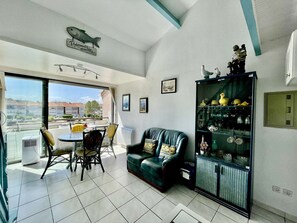 Interior - 2-room apartment, parking, marina view (Saint-Cyprien)