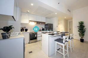 Geladeira, micro-ondas, fogão, cooktop