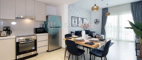 Kjøleskap, mikrobølgeovn, vannkoker og brødrister