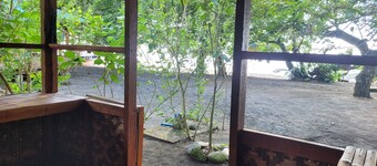 Tranquil beachfront paradise with organic gardens - wifi and home gym