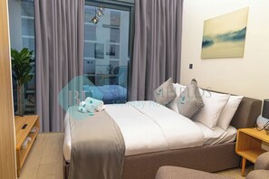 Iron/ironing board, bed sheets