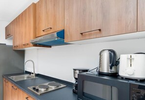 KylskÄp, mikrovÄgsugn, spishÀll och kaffe- och tebryggare