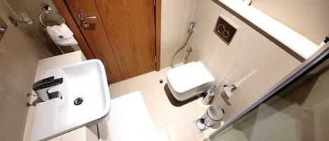 Dusj, hårføner og håndklær