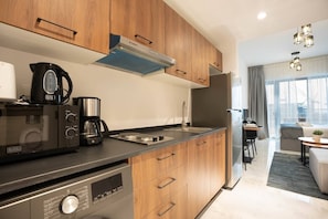 Kühlschrank, Mikrowelle, Wasserkocher mit Kaffee-/Teezubehör