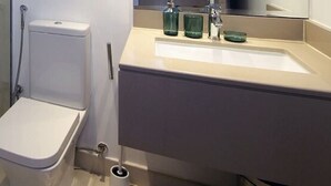 Ein Badezimmer mit Toilette, Waschbecken und Dusche.