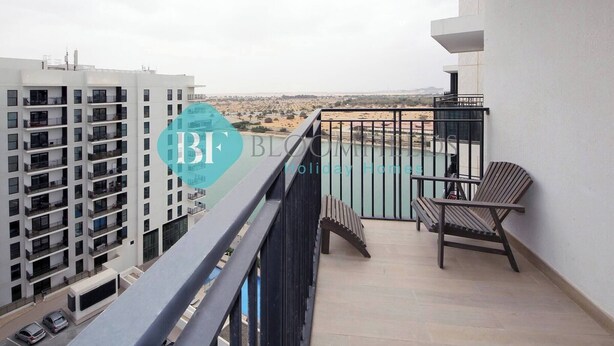 Ein Balkon mit Blick auf einen Pool und eine Wüstenlandschaft.