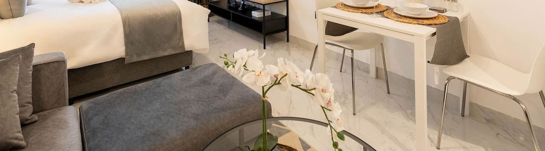 1 dormitori, caixa forta a l'habitació i planxa i posts de planxar 