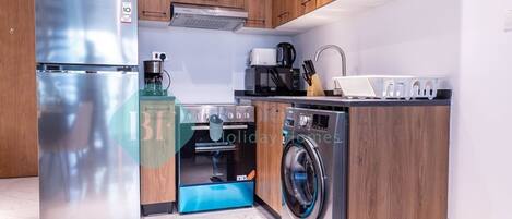 Refrigerador, microondas, cafetera y tetera y tetera eléctrica