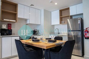 Frigorífico, microondas, placa de cocina y cafetera o tetera