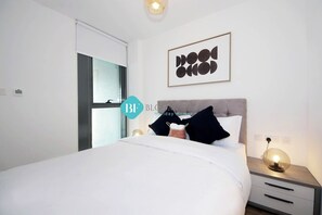 2 chambres, coffres-forts dans les chambres, fer et planche à repasser