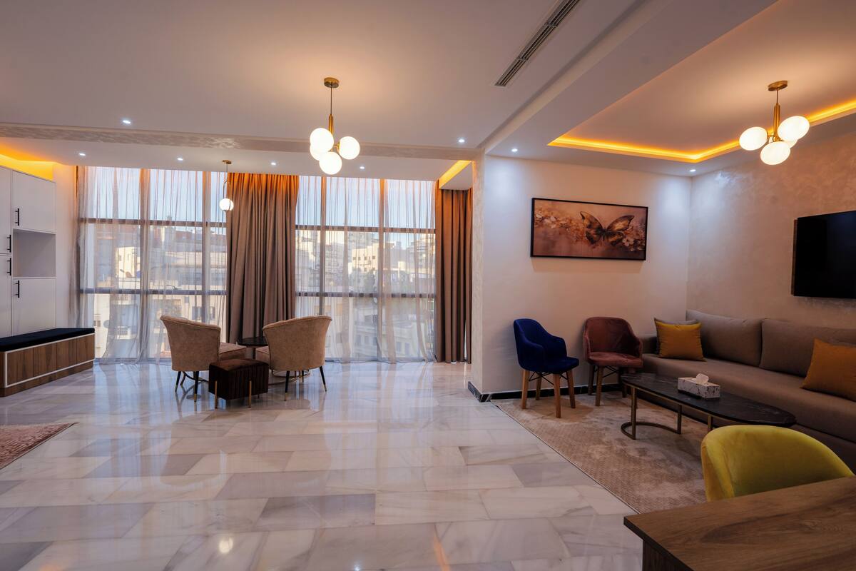 Royal Studio Suite | Desk, soundproofing, WiFi (free)