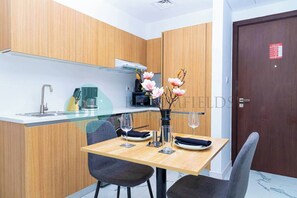 Frigorífico, microondas, placa de cocina y cafetera o tetera