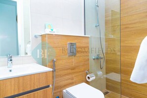 Ducha, secador de pelo y toallas
