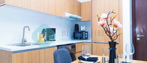 Kühlschrank, Mikrowelle, Wasserkocher mit Kaffee-/Teezubehör