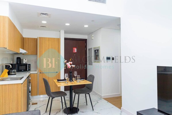 Frigorífico, microondas, placa de cocina y cafetera o tetera