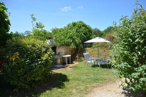Outdoor dining - Puits Fleuri: Perigordian house in the heart of nature with private pool (Mauzens-et-Miremont)