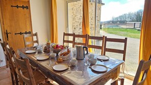 Dining - Puits Fleuri: Perigordian house in the heart of nature with private pool (Mauzens-et-Miremont)