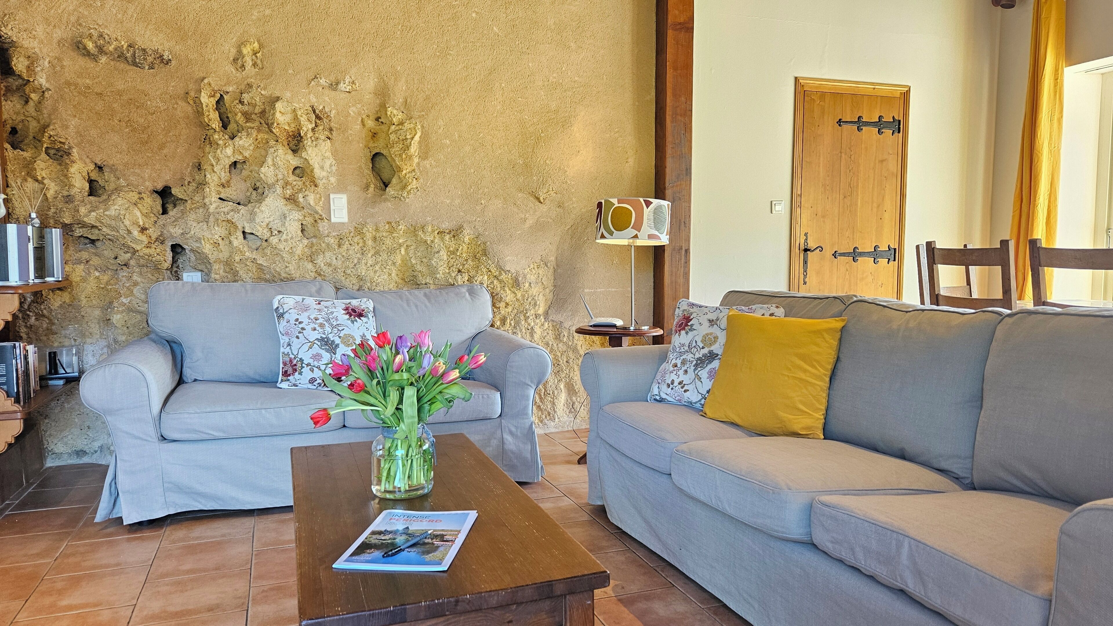 Smart-tv, een open haard, een dvd-speler en een tafeltennistafel