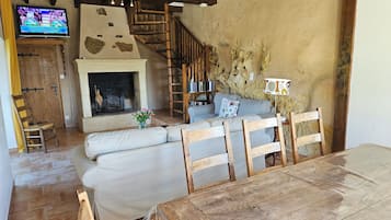 TV connectée, cheminée, lecteur de DVD, table de tennis de table