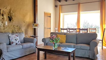 Smart TV, fireplace, DVD player, table tennis