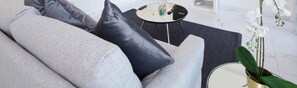 TV - Bloomfields Modern 2BR Duplex in Raha Lofts (Abu Dabi)