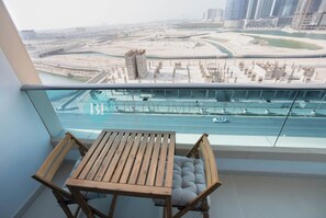 Outdoor dining - Bloomfields Premium STU Canal View Julphar Tower (Abu Dabi)