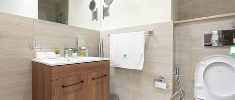 Shower, hair dryer, towels