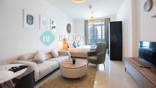Uma sala de estar moderna com sofá, poltrona, mesa de centro e televisão.