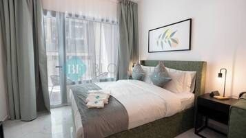 1 habitación, tabla de planchar con plancha y ropa de cama