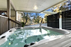 Outdoor spa tub - Hot tub, In-Home Bar, Arcade Game, Wood Fireplaces, Xbox, Grill, Sleeps up to 16 (Flagstaff)