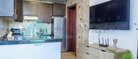 Refrigerador, microondas, parrilla de estufa y cafetera y tetera