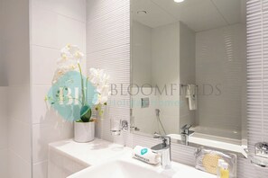 Een douche, een haardroger, handdoeken
