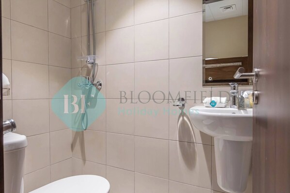 Een douche, een haardroger, handdoeken