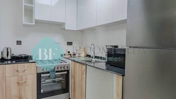 Frigorifero, microonde, forno, piano cottura