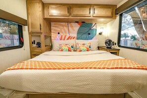 2 chambres, bureau, fer et planche à repasser, lit de bébé portatif