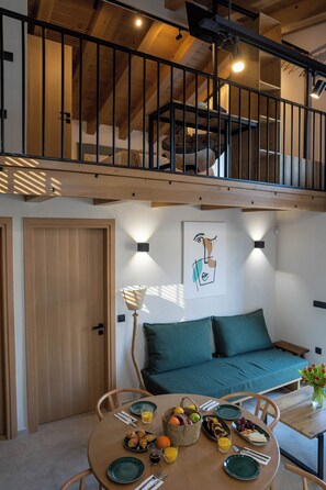 Villa Confort, véranda, vue montagne | Coin séjour | TV connectée de 40 pouces avec chaînes par satellite