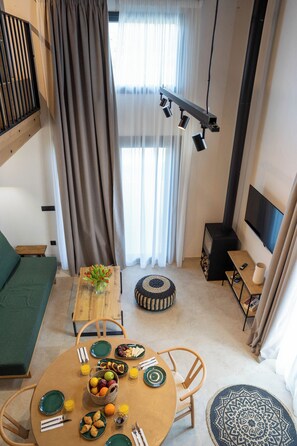 Comfort Villa, Lanai, Mountain View | Living area | 40-inch Smart TV with satellite channels