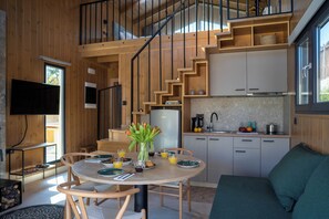 Refrigerador con freezer, placa de cocina, cafetera expreso