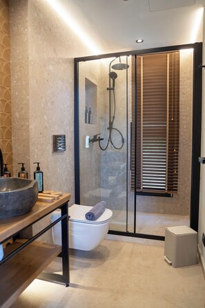 Vila Junior, beranda, pemandangan gunung | Kamar mandi | Shower, pancuran hujan, perlengkapan mandi gratis, dan pengering rambut