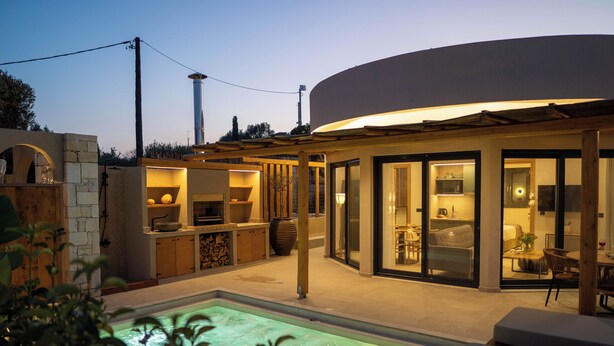 A modern house with a pool, a kitchen, and a dining area. - Pure Nature (Hersonissos)