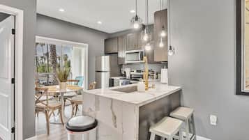 KylskÄp, mikrovÄgsugn, ugn och spishÀll