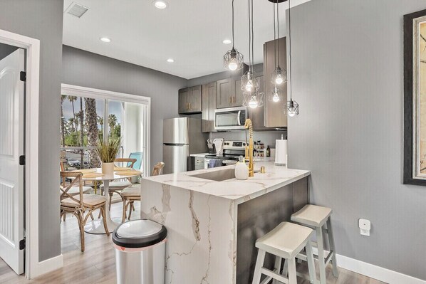 Refrigerador, microondas, horno, placa de cocina