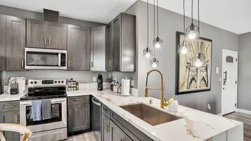 KylskÄp, mikrovÄgsugn, ugn och spishÀll