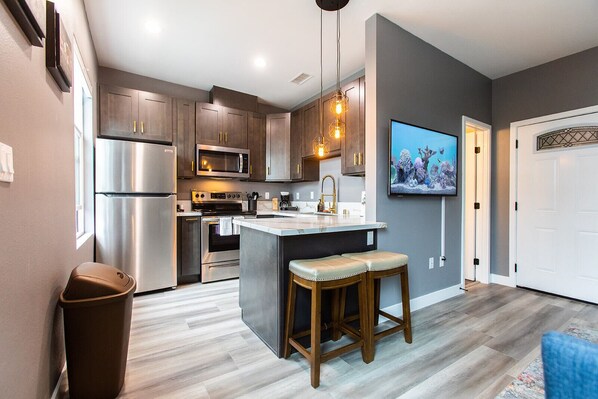 Frigorífico, microondas, horno y placa de cocina