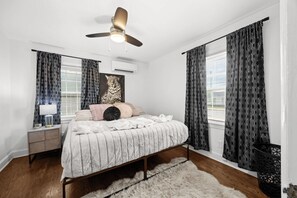 1 slaapkamer, een strijkplank/strijkijzer, wifi, beddengoed