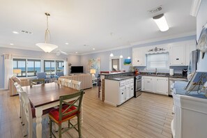 Køleskab, mikrobølgeovn, ovn, kogeplade